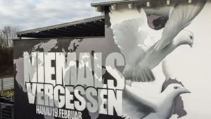 Ein Wandgemälde erinnert an die Opfer des Anschlages von Hanau. Foto: dpa/Boris Roessler