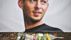 Fans legen in Nantes Blumen für den vermissten Fußballer ab. Foto: AFP