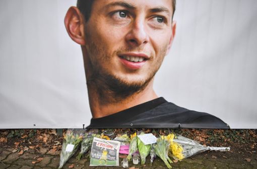 Fans legen in Nantes Blumen für den vermissten Fußballer ab. Foto: AFP