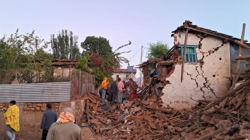 Bei einem Erdbeben in Nepal sind bislang mehr als 100 Menschen gestorben. Foto: dpa/Sunil Sharma