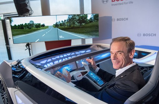 Bosch-Chef Volkmar Denner demonstriert das voll vernetzte Auto Foto: Bosch