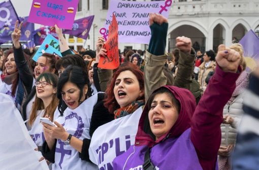 Eine Demonstration Anfang März in Istanbul: Frauen aus der ganzen Türkei protestieren gegen Femizide in ihrem Land. Foto: imago//olga Uluturk