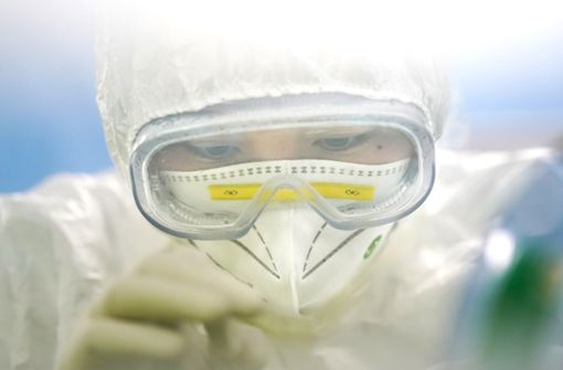 Forscher suchen nach einem Mittel im Kampf gegen das Coronavirus. In Frankreich ist nun ein Mann an den Folgen der Krankheit gestorben – es ist der erste Tote in Europa. Foto: dpa/Cheng Min