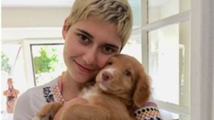 Flore und ihr Hund: die 17-Jährige hat akute myeloische Leukämie Foto: privat