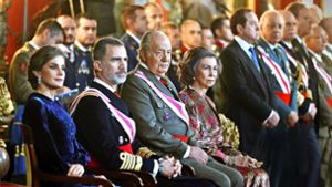 Königliche Problemfamilie: Königin Letizia,  Felipe VI., König von  Spanien, und dessen  Eltern Juan Carlos und Sofia  (von links nach rechts) bei einer  Gala in Madrid Foto: dpa/Jack Abuin