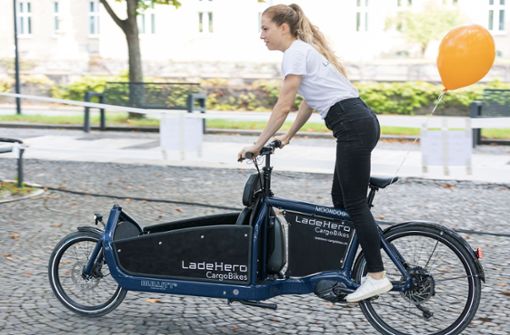Beitrag für den Klimaschutz: mit einem E-Lastenrad fahren statt mit dem Auto. Foto: Lichtgut//Leif Piechowski