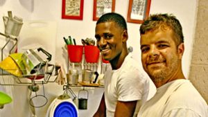 Afro-sizilianische Zusammenarbeit: Yahya aus Gambia mit Allessio Federica in der Küche Foto: 11Eleven