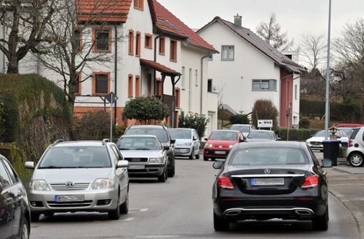 In der Hauptstraße in Schanbach geht es mitunter sehr eng zu. Die Sprecher von CDU, Freie Wähler und Grünen schlagen verschiedene Lösungen  vor. Foto: /Andreas Kaier