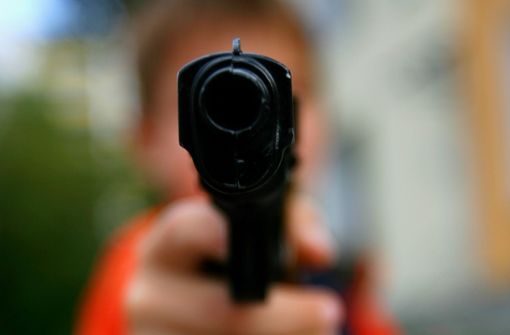 Eine Spielzeugpistole erschreckte Café-Besucher in Fellbach (Symbolbild). Foto: dpa