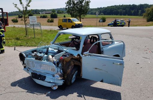 Der Trabbi ist nach dem schweren Verkehrsunfall demoliert. Foto: 7aktuell.de/Jochen Buddrick