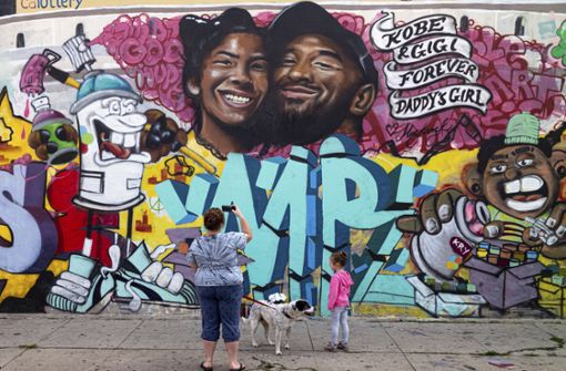 Ein letztes Bild von der Legende: Wandgemälde in Los Angeles, das den verstorbenen ehemaligen Basketballspieler Bryant und seine Tochter darstellt. Foto: dpa/David Crane