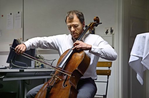 Schon als Gast bei „StZ im Gespräch in Esslingen“ hat Michael Geißler seine Fähigkeiten am Cello demonstriert. Foto: Ines Rudel