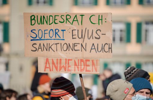 Demonstranten fordern in der Schweiz, dass das Land die EU-Sanktionen gegen Russland übernimmt. Das taten die Politiker allerdings erst nach einiger Bedenkzeit. Foto: dpa/Manuel Lopez