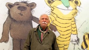 Schöpfer Janosch mit seinen Helden, dem kleinen Bär und dem kleinen Tiger. Heute feiern sie . Foto: dpa
