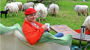 Andreas Holzwarth inmitten seiner Schafe: Bei einer Tasse Kaffee kann er so richtig entspannen. Foto: Werner kuhnle