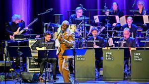 Die kürzlich mit einem Grammy ausgezeichnete SWR-Big Band trat mit dem Soul-Starsänger Ola Onabulé auf. Foto: Peter  Mann