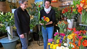 Wer Wert auf individuell und schön gebundene Blumensträuße legt, muss in den Fachhandel – wie beispielsweise zu  Martina Knauer (li.) und Anja Kukulinus in den Blumenladen Beilharz in Degerloch. Foto: Julia Bosch