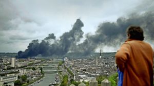 Die schwarzen Rauchschwaden über Rouen sind kilometerweit zu sehen. Foto: AFP/Philippe Lopez