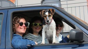 Eva Maisel, Anne Angert und Tina Ackermann (von links) – Hündin Ella ist bei der Reise nach Barcelona nicht dabei. Foto: Privat