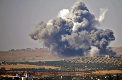 Rauch steigt über der von Rebellen gehaltenen Stadt Daraa auf. Foto: AFP