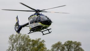 Die Polizei fahndete unter anderem mit einem Helikopter nach den Dieben. (Symbolfoto) Foto: dpa/Stefan Puchner