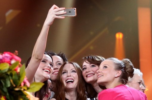 US-Schauspielerin Julianne Moore (Mitte.) posiert  mit weiteren Preisträgern für ein Selfie. Moore wurde als „Beste Schauspielerin international“ ausgezeichnet. Foto: dpa