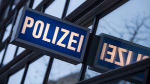 Gegen Polizisten in Hessen richten sich derzeit Ermittlungen rund um rechtsextreme Chats. (Symbolbild) Foto: dpa/Boris Roessler