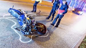 Einer von acht tödlichen Unfällen 2015 in Stuttgart: Ein Motorradfahrer verunglückt in der Pragstraße Foto: 7aktuell/Reichert