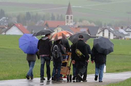 Wer am Vatertag einen Ausflug geplant hat, sollte den Regenschirm nicht vergessen. Foto: dpa