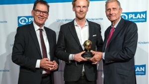 Claas Relotius (Mitte) mit Bundesentwicklungsminister Gerd Müller (li.) und Ulrich Wickert bei der Verleihung des Ulrich-Wickert-Preises. Diese Auszeichnung wurde dem Fälscher nun aberkannt. Foto: pa/obs