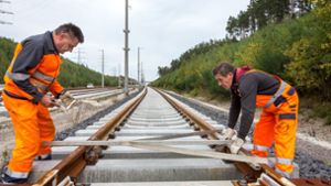 Bahnmitarbeiter bereiten  Schienen  für den Einbau vor. Foto: dpa/Michael Reichel