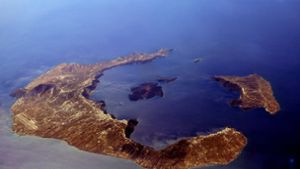 Santorini, die griechische Vulkaninsel in der Ägäis, aus der Vogelperspektive: links die Hauptinsel Thira, Nea Kameni in der Mitte der Caldera und rechts Thirasia, die den nordwestlichen Rand des Beckens bildet. Foto: Imago/Joker