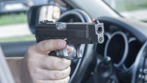 Der Mann zielte aus einem Auto heraus mit einer Luftpistole auf eine Gruppe. (Symbolbild) Foto: Shutterstock/AlexandrinaZ