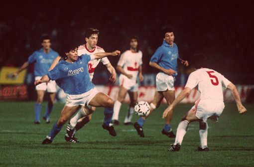 Der Künstler am Ball: Diego Maradona (links) tritt im Mai 1989 mit dem SSC Neapel beim VfB Stuttgart an. Die Begegnung im Neckarstadion endet 3:3 und der italienische Club gewinnt den Uefa-Cup. Foto: Baumann