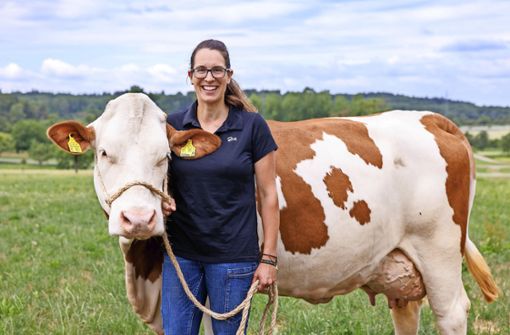 Die Landwirtin Lena Eckert-Henne hat die Kuh Wally extra fürs Foto herausgeputzt. Wally gilt unter Kuhexperten als Schönheit. Foto: Stefanie Schlecht
