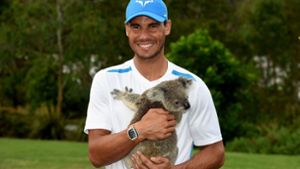 Der Spanier Rafael Nadal posiert mit einem süßen australischen Koala, bevor er in das Tunier in Brisbane startet. Foto: AFP