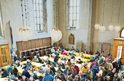 Die Stuttgarter Vesperkirche ist vor allem auch ein sozialer Treffpunkt für Arme und Bedürftige aus der ganzen Stadt. Foto: Lichtgut/ Oliver Willikonsky