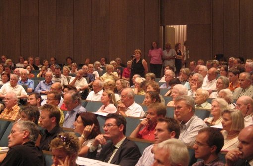 Randvoll war der Theatersaal des Augustinums in Riedenberg bei der letzten Bürgerversammlung im Juli 2006. Foto: Archiv Ulrich Stolte