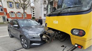 Bei dem Unfall wurde ein Fahrgast in der Stadtbahn leicht verletzt. Foto: Andreas Rosar/Fotoagentur Stuttgart