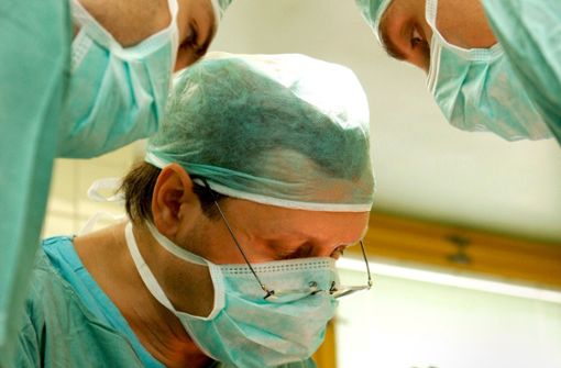 Nicht nur Chirurgen haben eine sehr hohe Arbeitsbelastung. Foto: Mauritius/Alamy