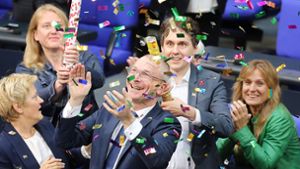 Moment des Triumphs: Ehe-für-alle-Aktivist Volker Beck von den Grünen feiert mit Glitzerkonfetti. Foto: dpa