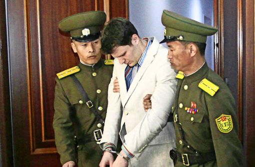 Der US-Student Otto Warmbier wird in Nordkorea vor Gericht geführt. Foto: AP