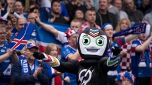 Stan – so der offizielle Name des Handball-WM-Maskottchens – feiert als Indonesier mit den isländischen Fans. Foto: dpa