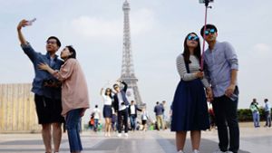 Die Welt existiert für viele nur noch im Spiegel der Telefone: Szene aus Paris Foto: picture alliance/Photoshot