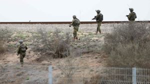 Israelische Soldaten patrouillieren am 9. Oktober 2023 in den Außenbezirken von Sderot nahe der Grenze zum Gazastreifen. Foto: AFP/JACK GUEZ