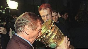 In Feierlaune:  Gerhard Mayer-Vorfelder nach dem Pokalsieg 1997 Foto: Baumann