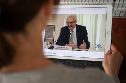 Ministerpräsident Kretschmann regiert in der Corona-Krise auf Distanz Foto: dpa