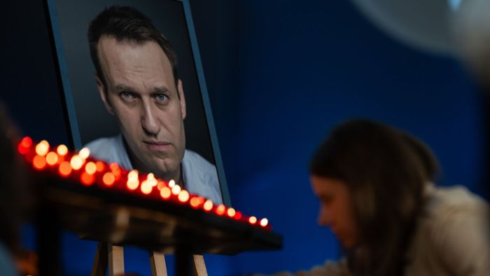 Spezialeinsatzkommando stürmt Nawalny-Gedenkfeier in Moskau