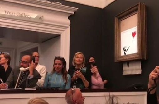 Im Auktionshaus Sotheby’s schrieb Banksy im Oktober 2018 Geschichte: Sein Werk „Girl with Balloon“ wurde kurz nach der Versteigerung geschreddert. Dieses Mal hat er bei der Verkaufsaktion anderes im Sinn. Foto: dpa/Banksy