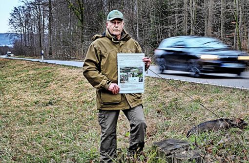 „Der Zaun muss wieder her!“:  Jagdpächter Thomas Doll mit einem Plakat, das Bilder getöteter Tiere zeigt. Foto: Horst  Rudel